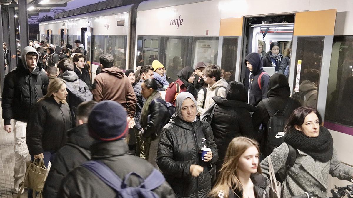 Usuarios de la R1 en un tren en la estación de Mataró