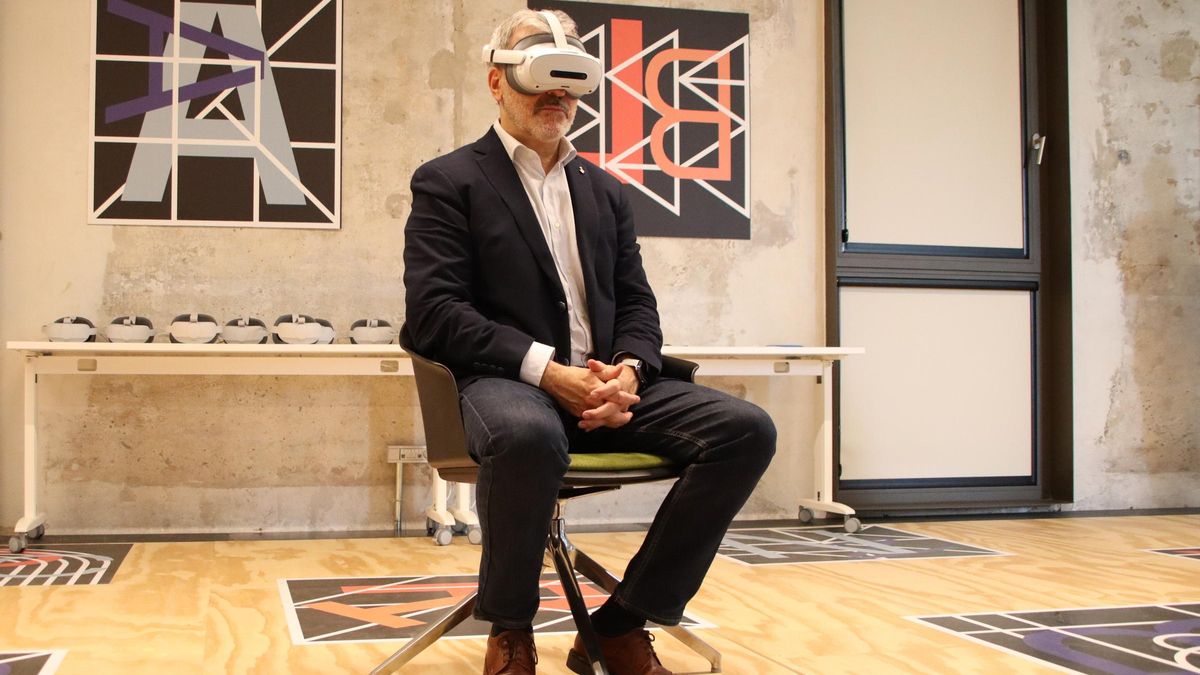L'alcalde Jaume Collboni amb unes ulleres de realitat immersiva a l'XRLAB