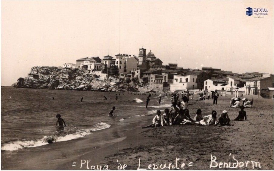 Otra imagen de principios del pasado siglo en las playas de Benidorm.