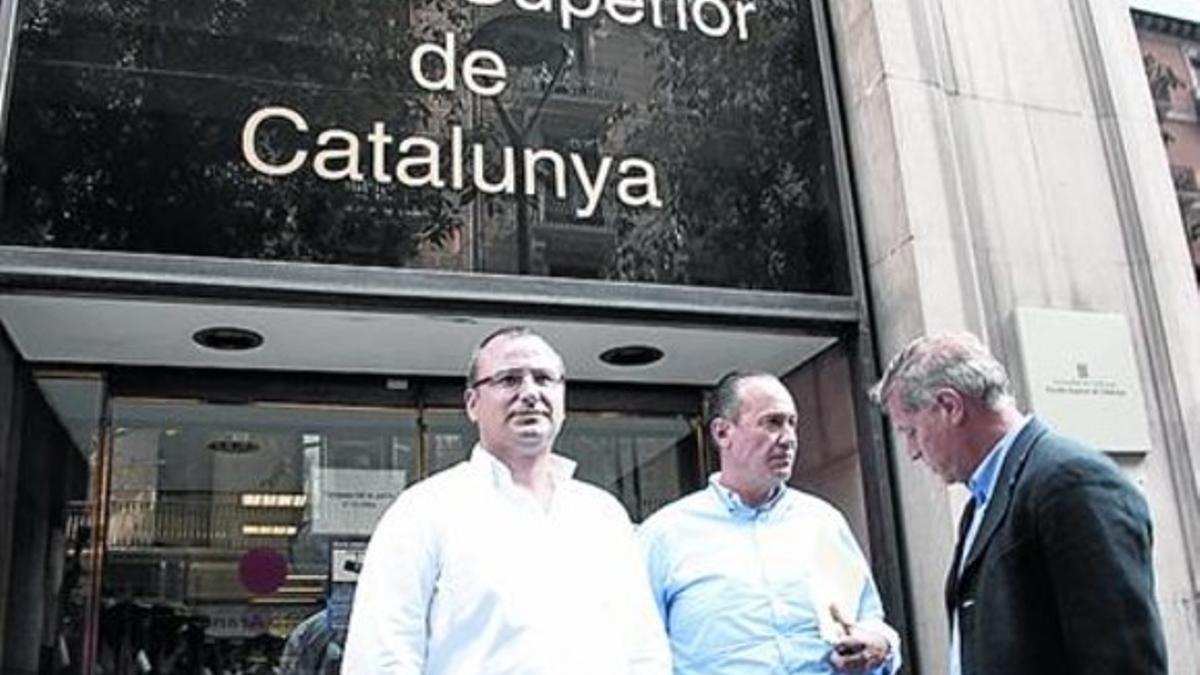 Denuncia 8 Gelada (en el centro), ayer en la Fiscalía de Barcelona.