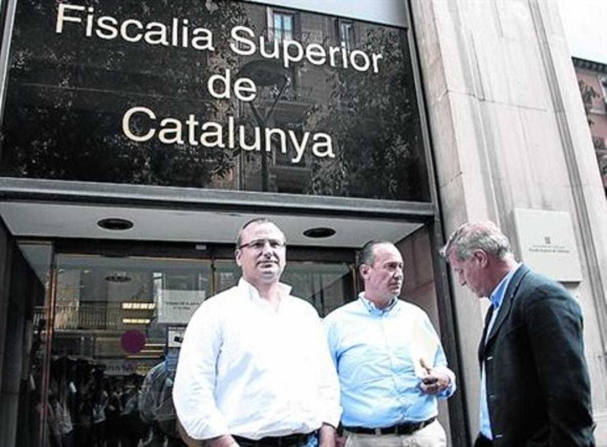 Denúncia 8 Gelada (al centre), ahir a la Fiscalia de Barcelona.