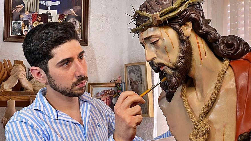 Javier Cumplido, con una de sus obras.