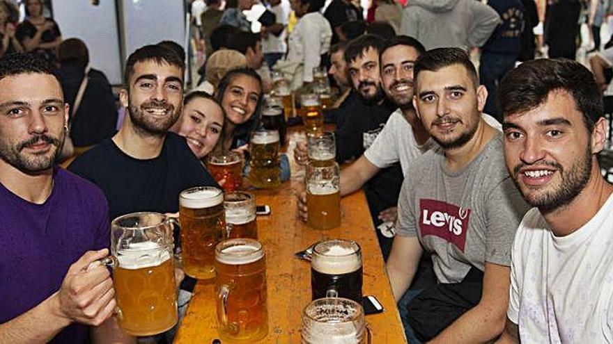 Jóvenes beben cerveza en la apertura del Oktoberfest.