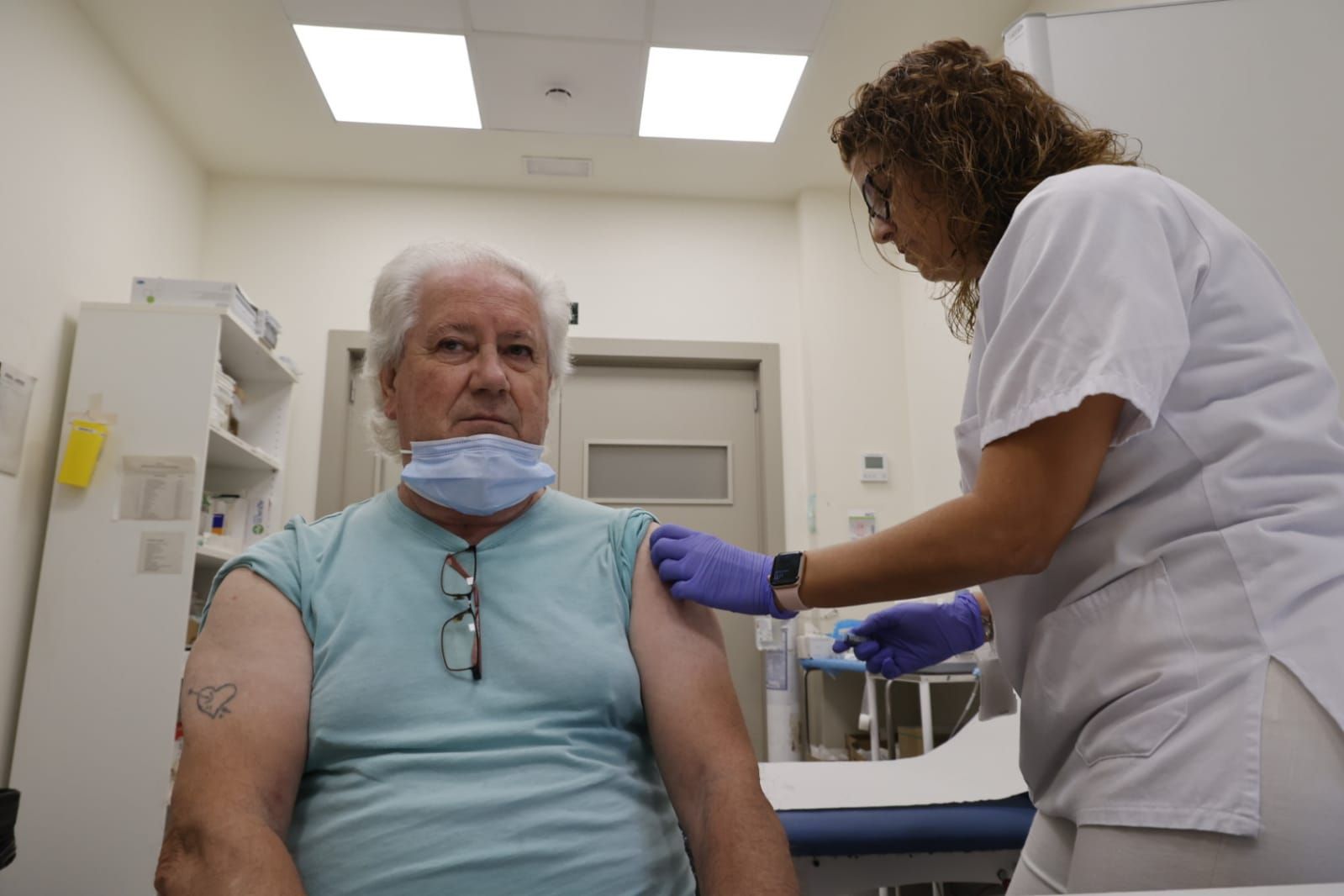 La campaña de vacunación 2023-2024 contra la gripe y la covid-19 arranca inmunizando a los más vulnerables