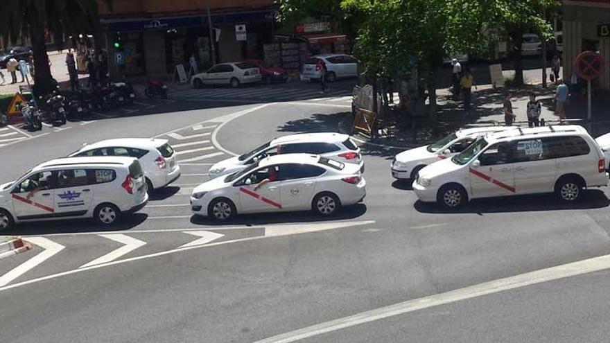 Taxis cacereños y pacenses respaldan la protesta por la competencia desleal de Uber y Cabify