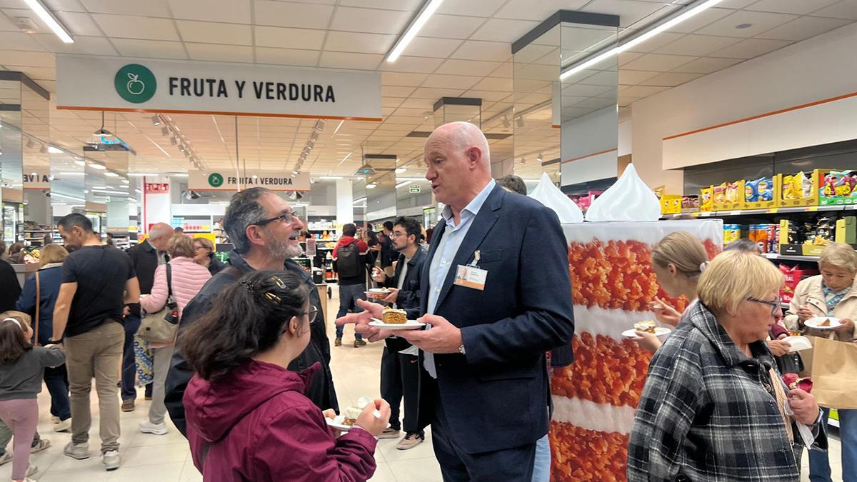Antonio Rodríguez, director general de Consum, en una tienda celebrando el cumpleaños de la cooperativa.