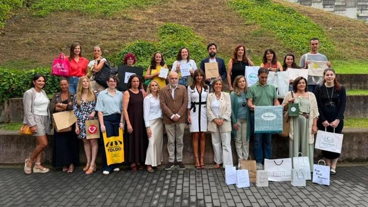Foto de familia de la jornada inaugural del programa "Oviedo avanza, comercio en acción", en el Talud de la Ería.