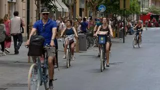 Sabotean las bicis de alquiler con chinchetas y pegatinas de "tourist go home"