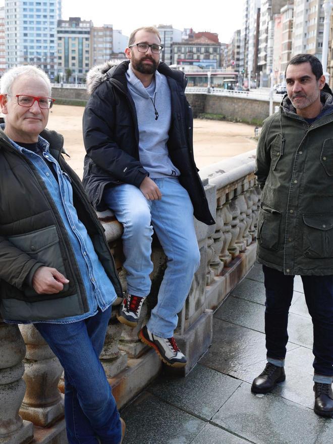 Por la izquierda, Ángel de la Calle, Héctor Lasheras y Ramón Noguera, en el paseo del Muro. | Ángel González