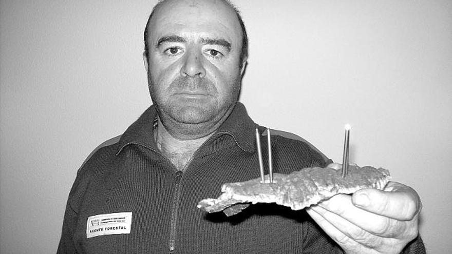 Marcial Carrera, miembro de la guardería medioambiental, con uno de los objetos.