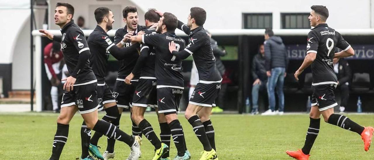 Los jugadores del Lealtad celebran un gol en Les Caleyes.