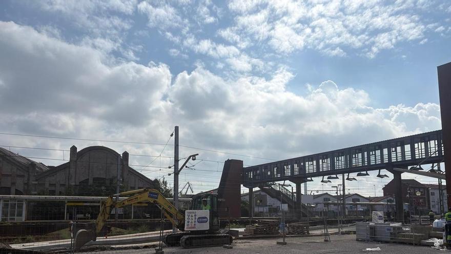La  prolongación de andenes en la estación de Avilés para ampliar el número de frecuencias Alvia a Madrid se hace visible con una plataforma extendida