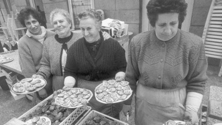 Hermitas, de negro, con algunas de sus compañeras en una imagen de los años ochenta. // FdV