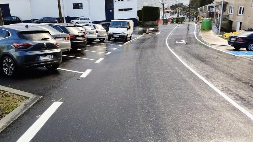 Aparcamiento y asfaltado de la vía que hizo la Xunta en Lorbé, dejando tubos para conectar. | LOC