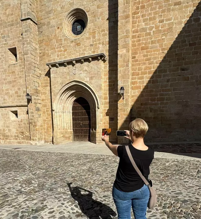 Una experta alemana, con un millón de seguidores en Instagram, promociona los escenarios de cine de Cáceres