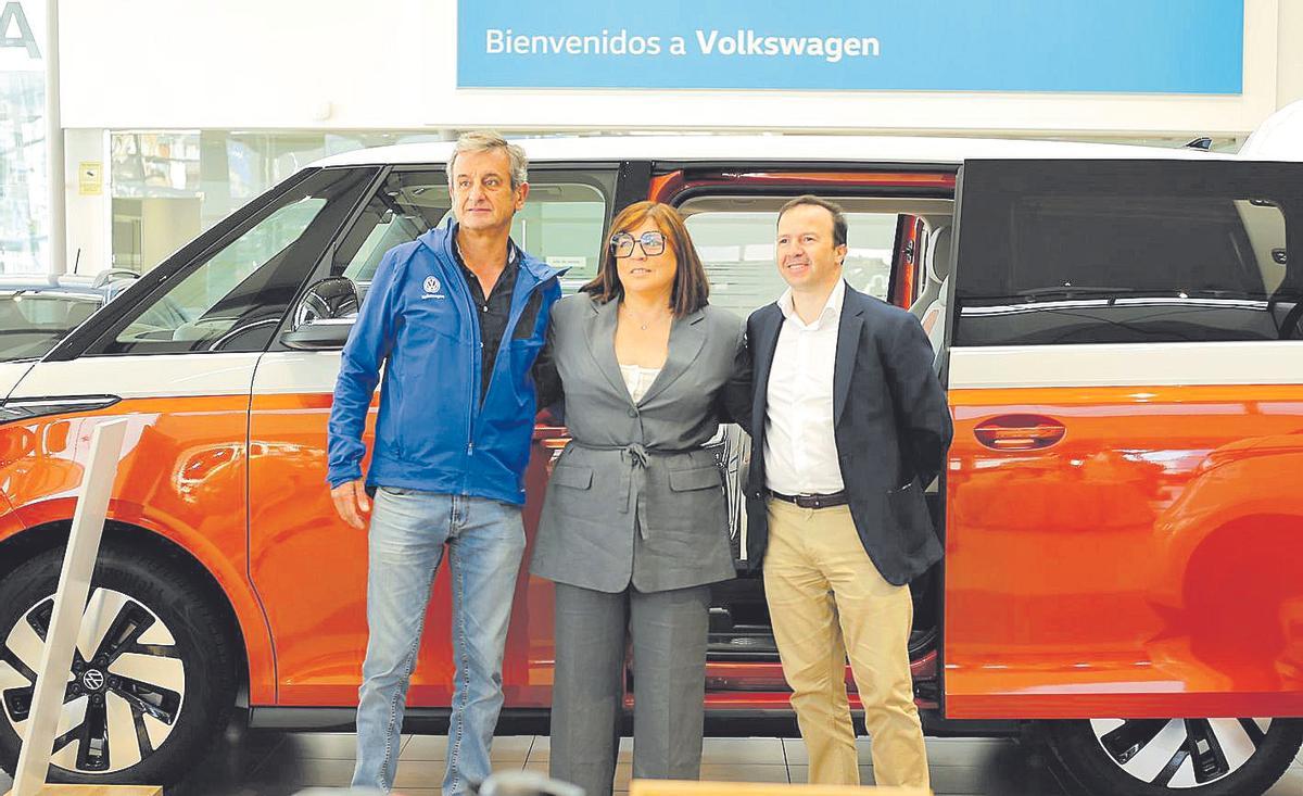 Luis Moya, Rosa Noya y Óscar Rey en las instalaciones de Yañez Coruña.