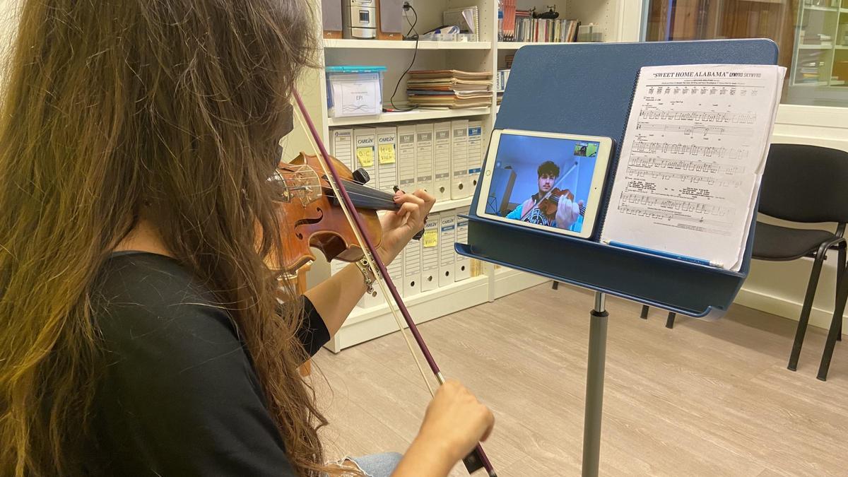 Una alumna de MésMúsica siguiendo una clase de violín online