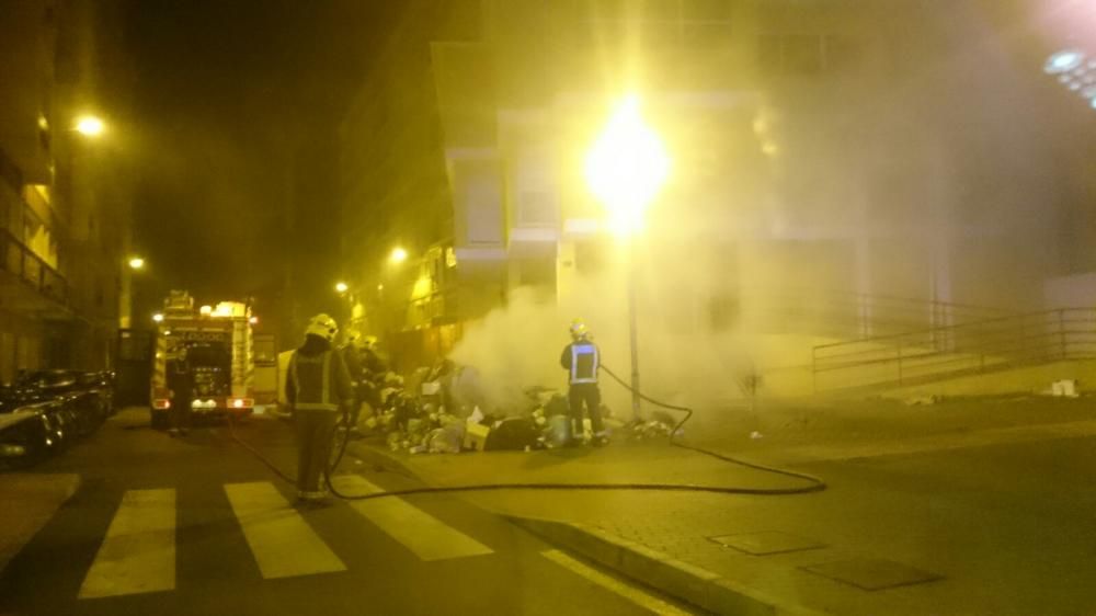 Contenedores ardiendo en la calle La Unión.