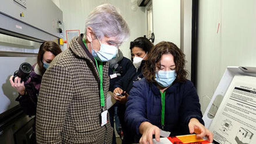 El secretari de Salut Pública, Josep Maria Argimon, en el moment d&#039;obrir el lot amb les primeres vacunes contra la covid-19