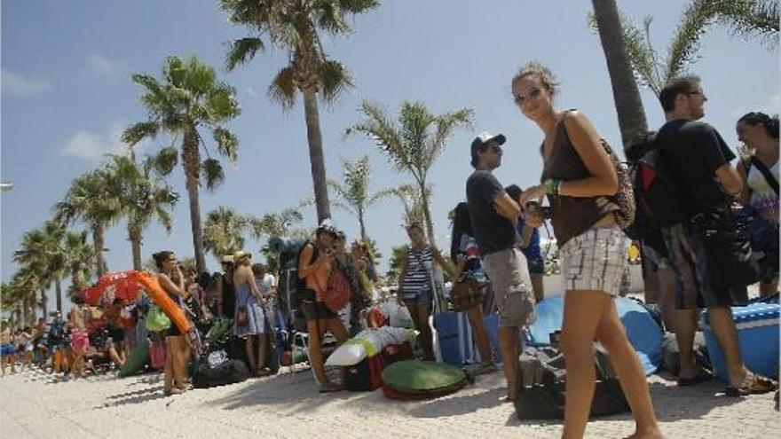 Borriana ha tomado el relevo a Benicàssim y desde ayer cuarenta mil personas llenan sus calles y playas por el festival.