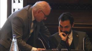 El secretario general del Parlament, Xavier Muro, y el presidente de la Cámara catalana, Roger Torrent.