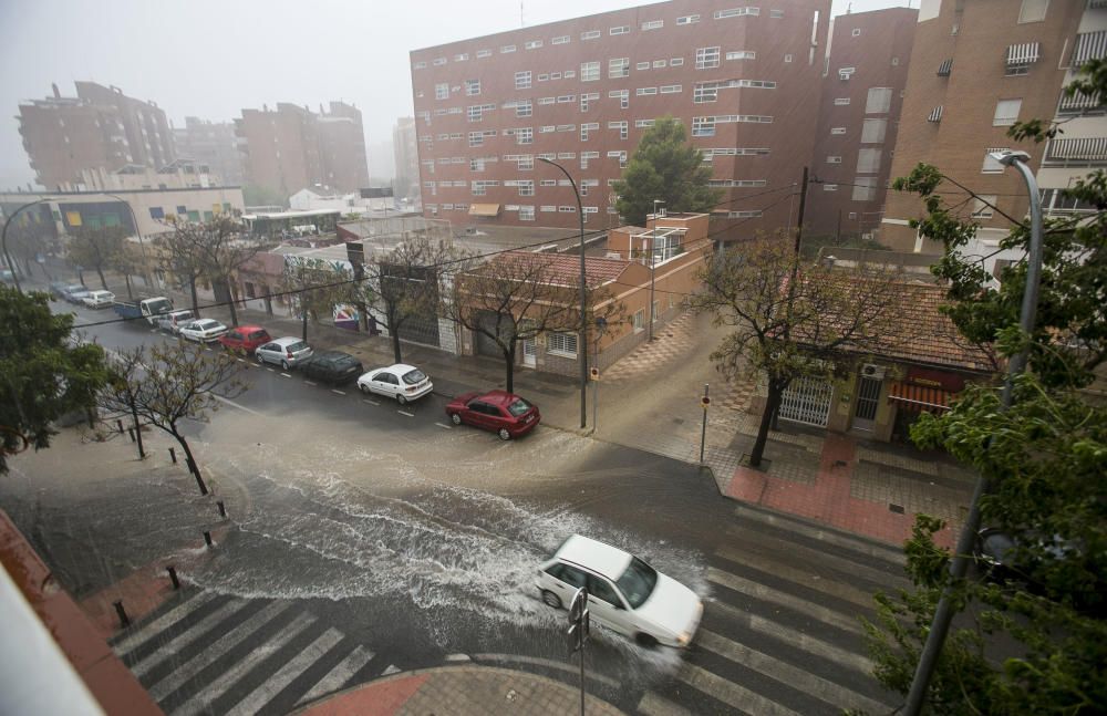 Una fuerte tormenta descarga 13 litros/m2 sobre Alicante en tan solo diez minutos