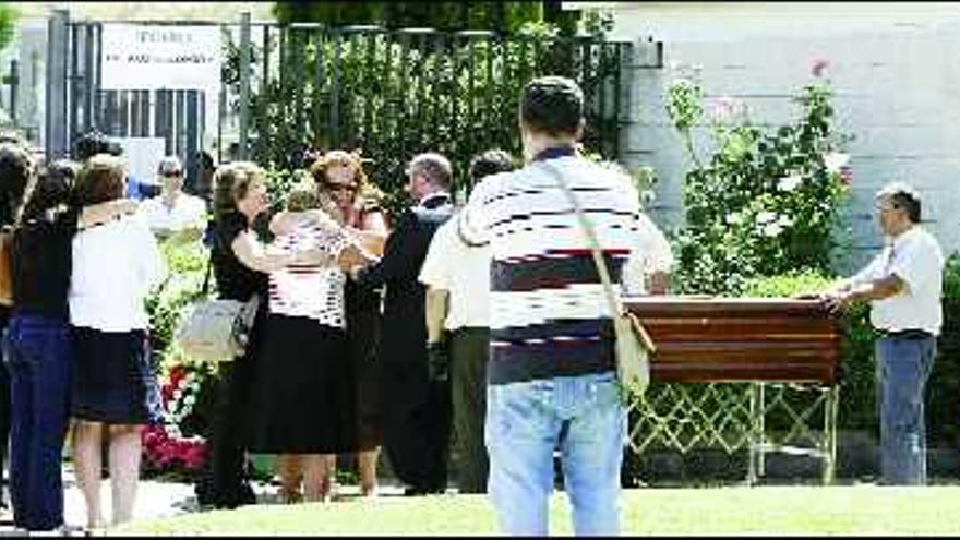 Familiares y amigos del dueño de la piscifactoría y de su hijo muestran su dolor momentos antes de asistir al entierro que se ofició ayer en Boadilla del Monte (Madrid).