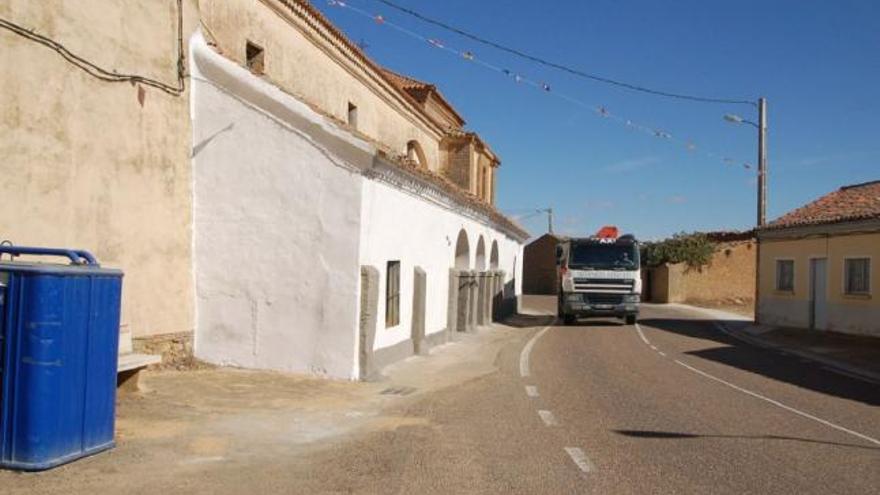 El atrio de la iglesia de San Martín de Valderaduey, ya acondicionado y pintado.