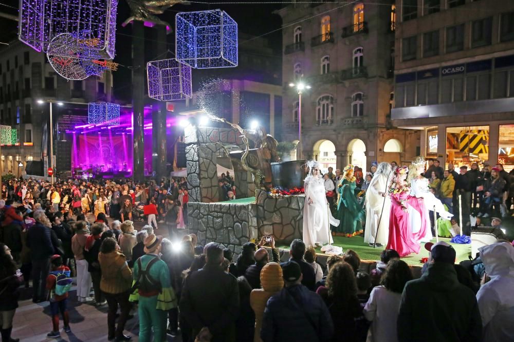 Miles de personas se congregan en el centro de la ciudad para seguir la marcha de las 28 agrupaciones que desfilaron entre Isaac Peral y la Porta do Sol.