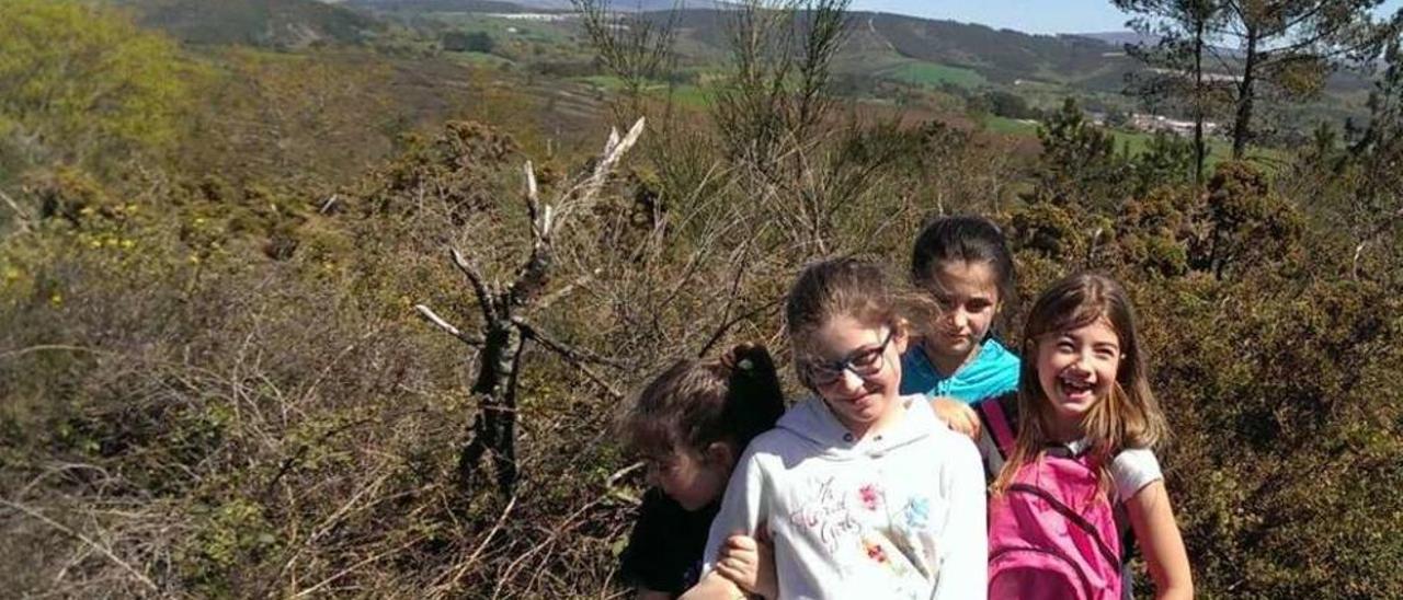 Las niñas que descubrieron los primeros restos y motivaron los siguientes hallazgos en la zona.