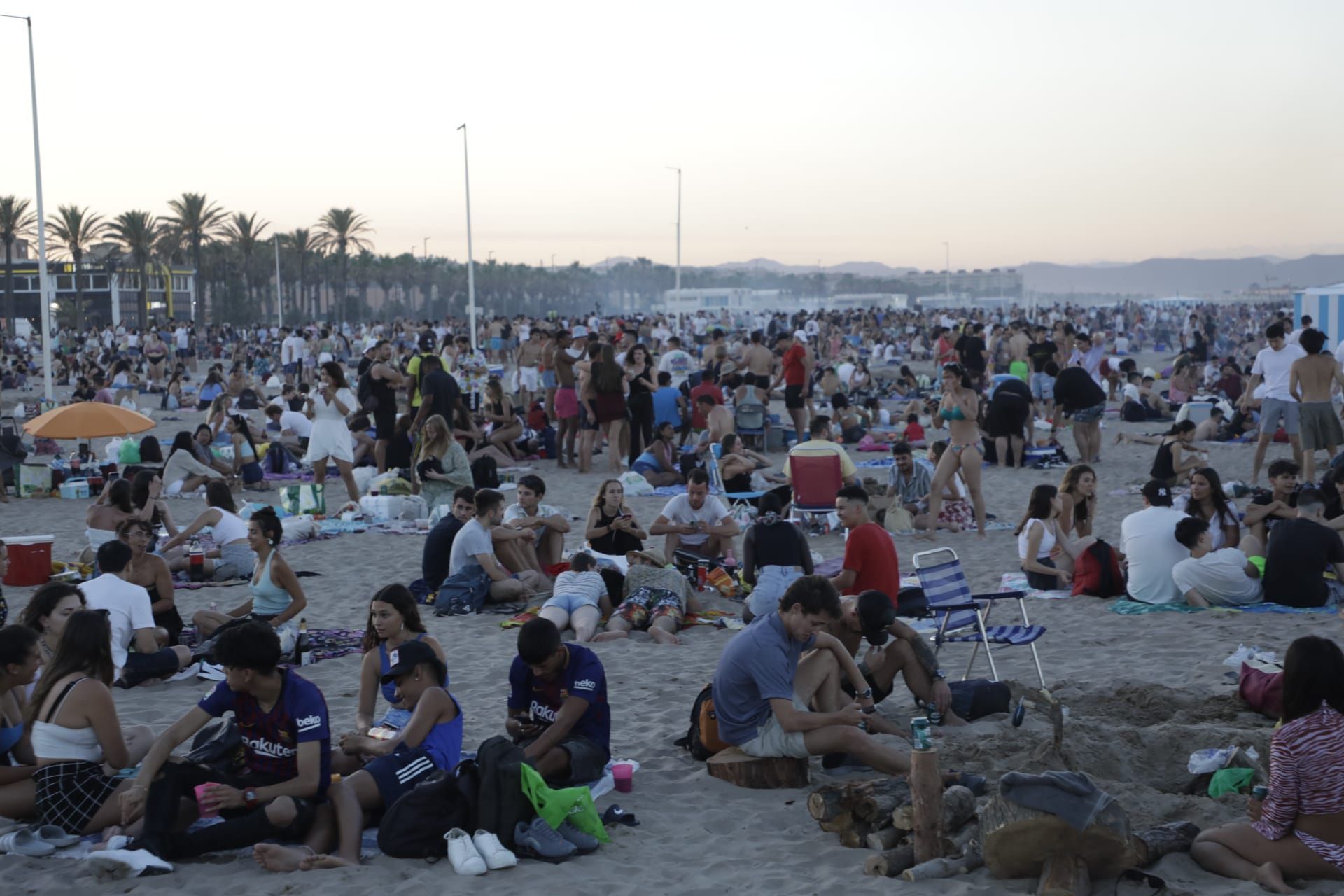 València inunda sus playas en el primer San Juan poscovid