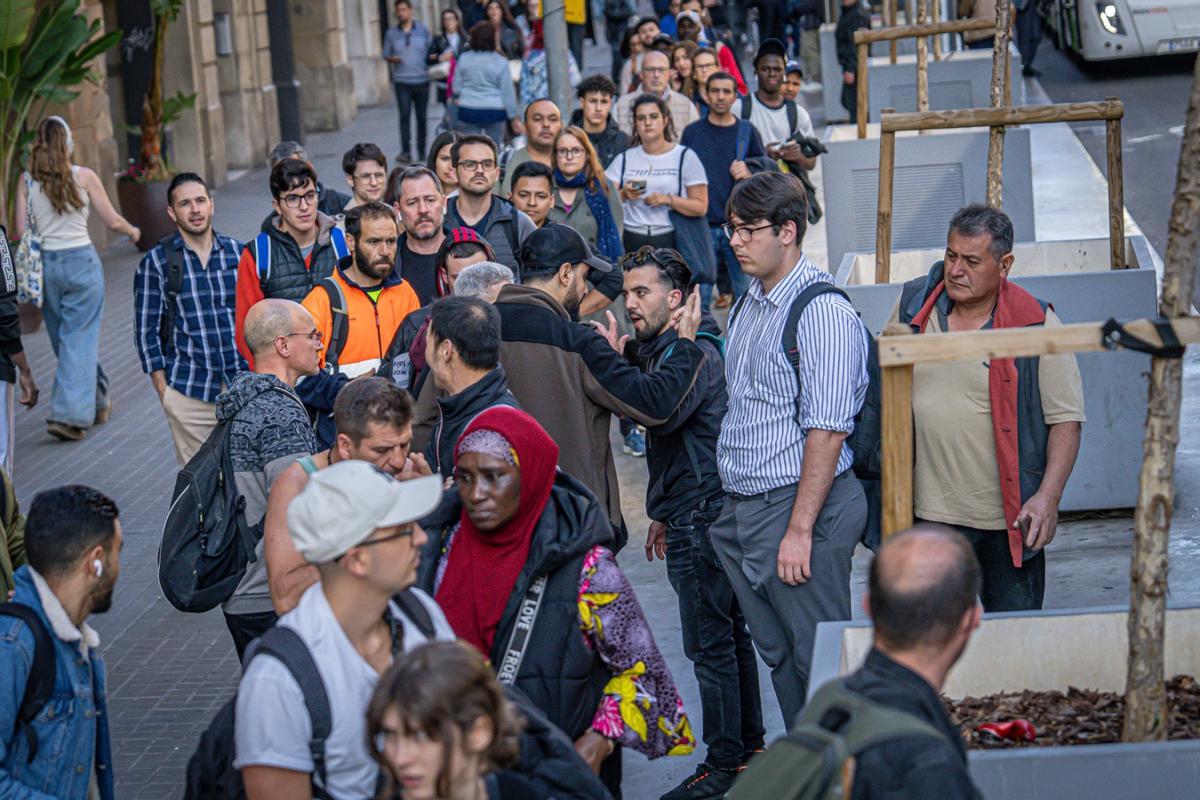 Demoras de hasta dos horas para salir de Barcelona en tren y buses