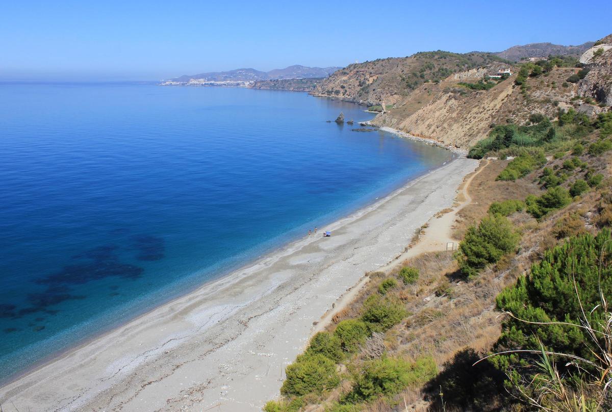 Playa de las Alberquillas, en Nerja, el litoral casi virgen desconocido para los turistas con aguas cristalinas y el fondo marino más hermoso