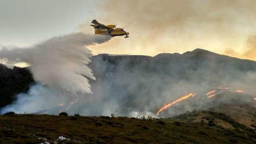 Un incendio en el monte Sistil Branco, en Serra de Queixa. // FdV