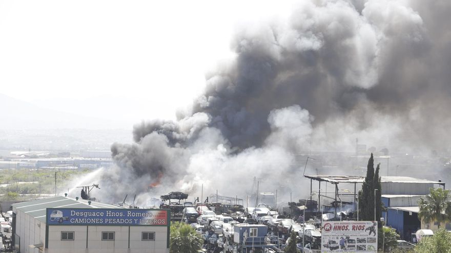 Imágenes del incendio de un desguace en Los Asperones