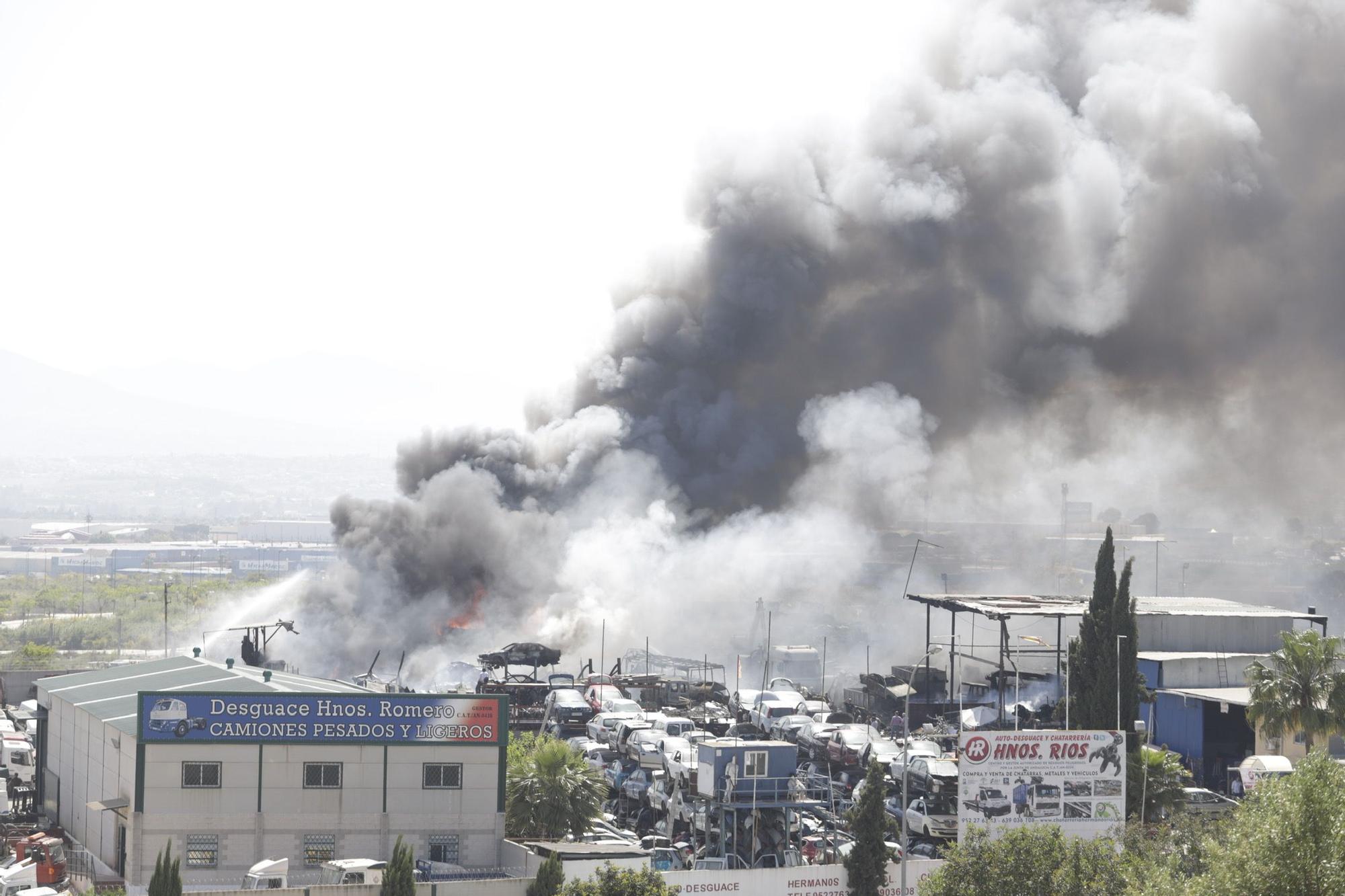 Imágenes del incendio de un desguace en Los Asperones