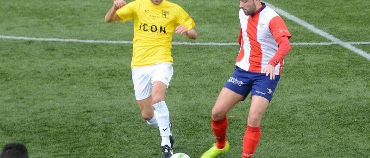 Fontdevila pugna por el balón con un futbolista del Choco en el duelo de O Morrazo. // Gonzalo Núñez