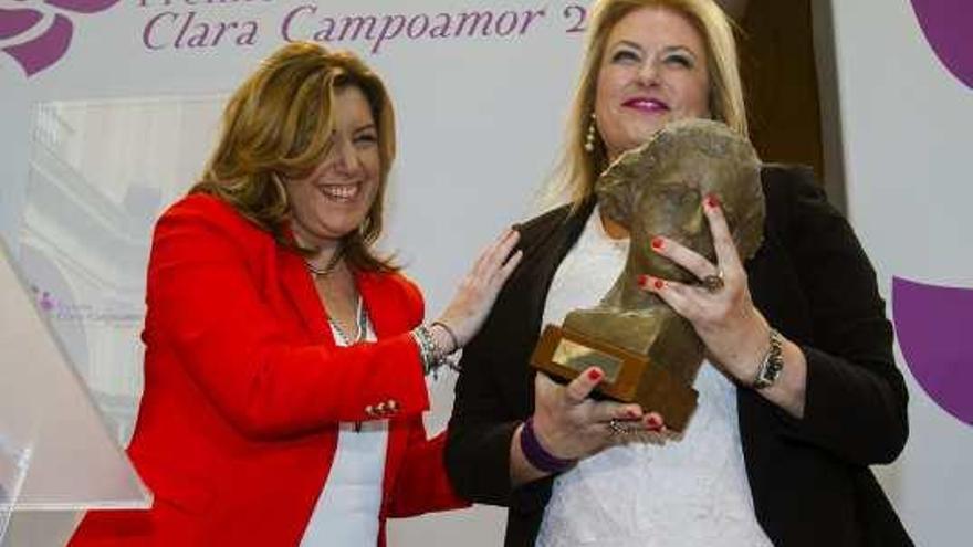 Díaz entrega el premio a la fiscal Flor de Torres.