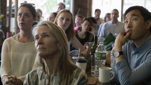 Varios clientes observan por televisión la comparecencia de Comey ante el comité de inteligencia del Senado, en el Building on Bond, en Brooklyn (Nueva York), el 8 de junio.