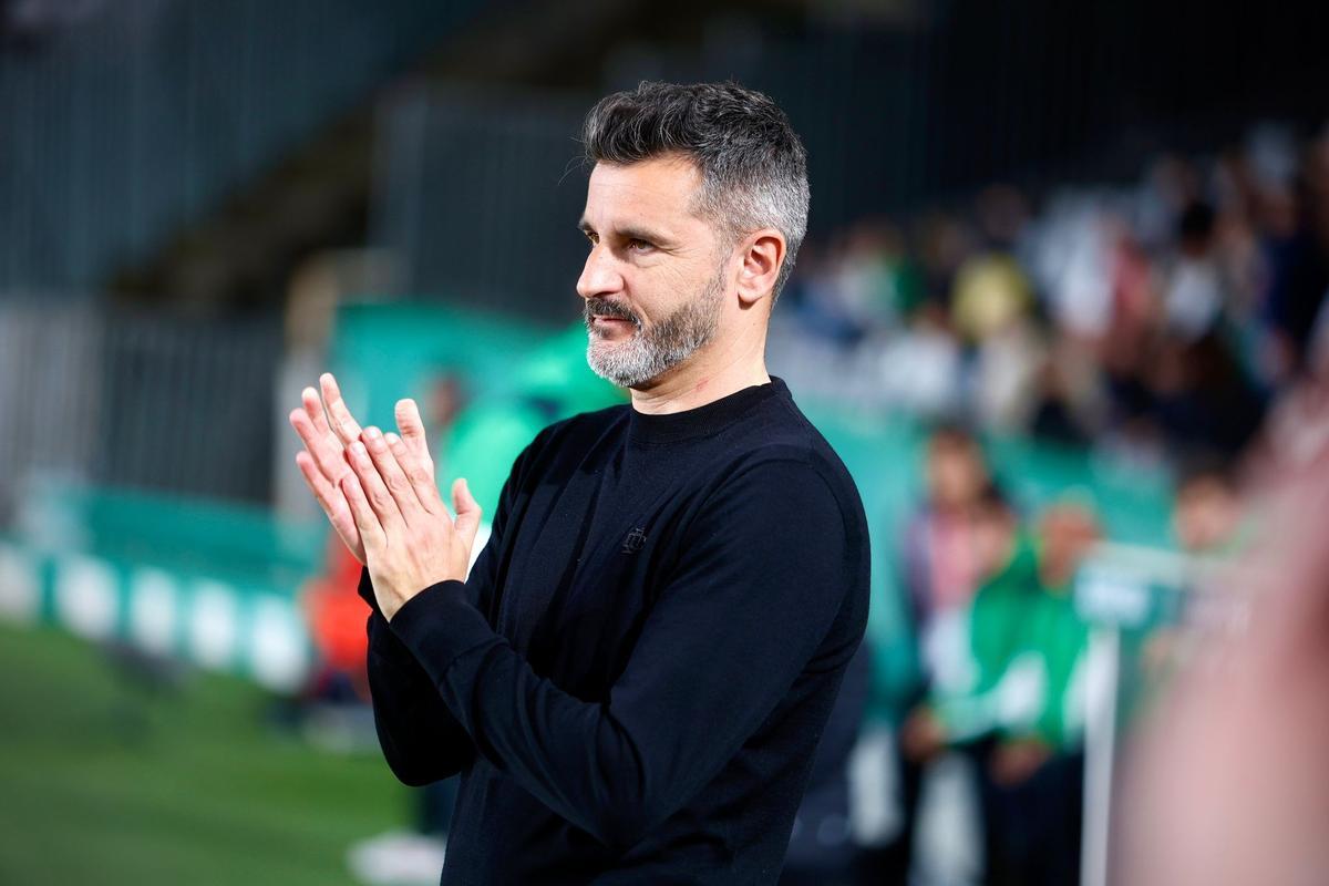 Iván Ania aplaude en la previa del encuentro.