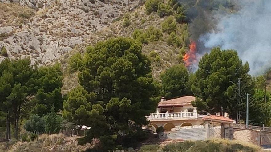 El fuego avanzando cerca de las casas de campo de la sierra del Caballo.