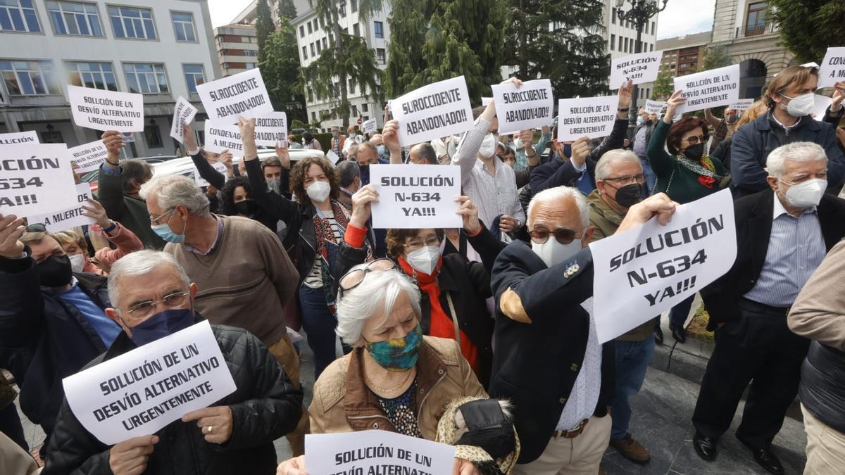 Caravana-manifestación frente a la Delegación del Gobierno para pedir una solución al "argayón" de Salas