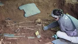 Hallan restos óseos y casquillos en la fosa en la que se busca a represaliados en Bértoa