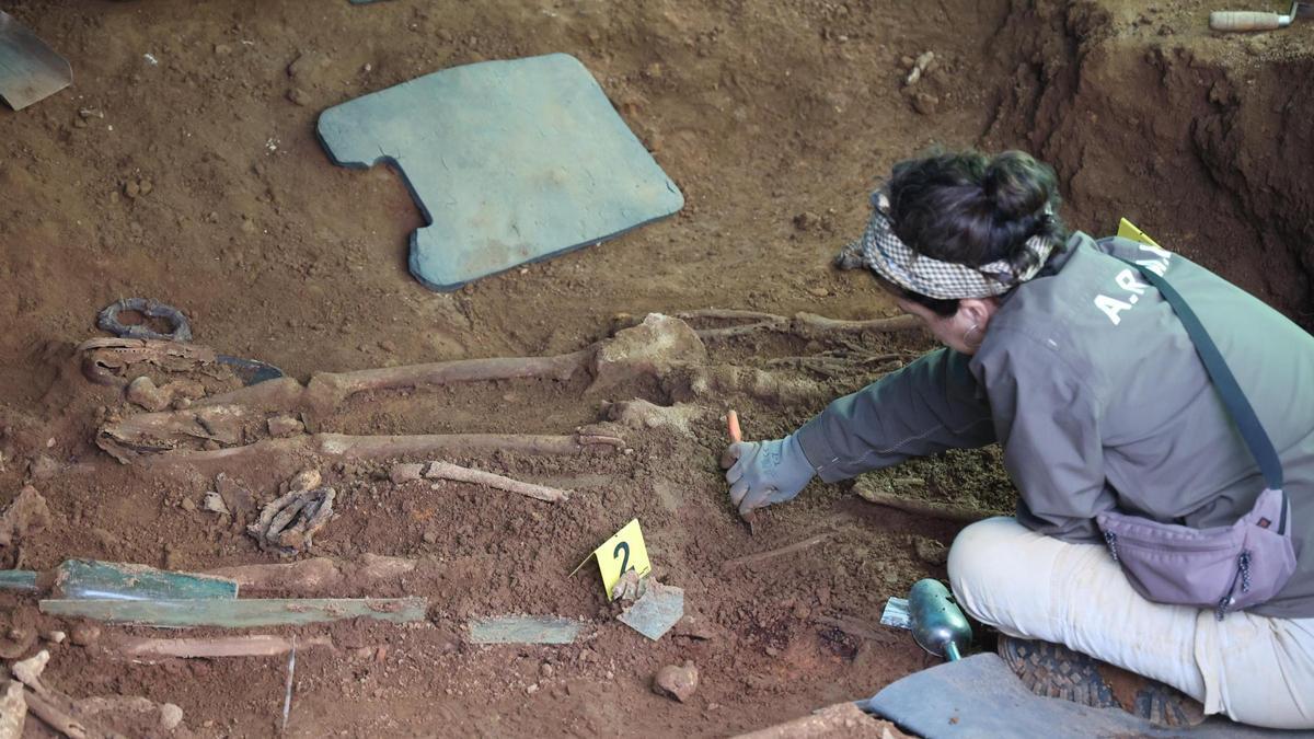 Hallan restos óseos en la fosa de Bértoa donde buscan a cuatro hombres asesinados por falangistas en 1936