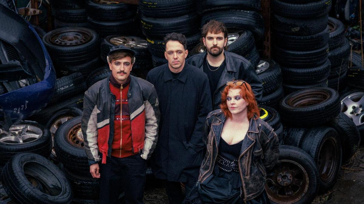 Los componentes de la banda irlandesa Sprints, con Zac Stephenson.