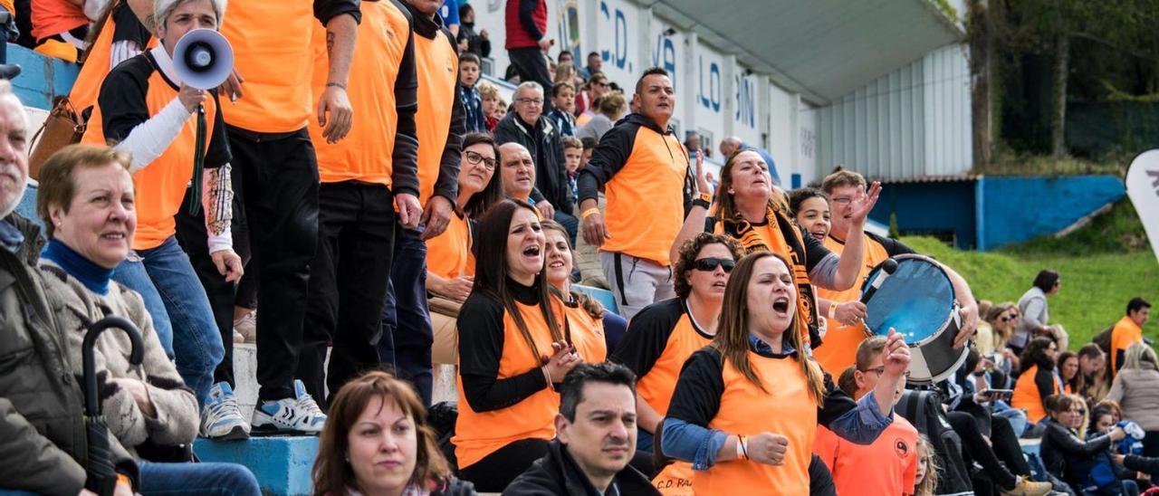 Las gradas del campo de Vallobín, abarrotadas durante la última edición de la Oviedo Cup previa a la pandemia, en 2019. | LNE