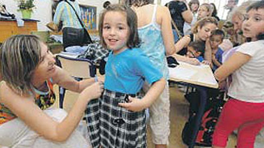 Niños, a probarse el uniforme del colegio