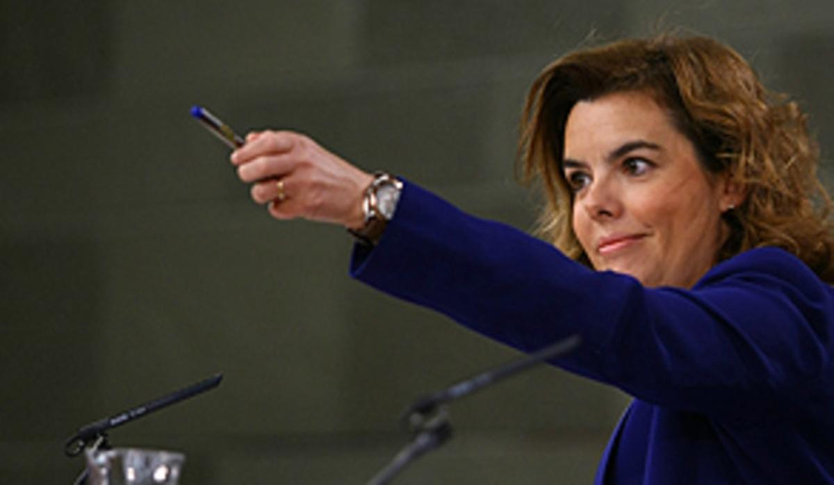 Sáenz de Santamaría respon a les preguntes de la roda de premsa posterior al Consell de Ministres, aquest divendres, a Madrid. Sáenz de Santamaría respon a les preguntes de la roda de premsa posterior al Consell de Ministres, aquest divendres, a Madrid.