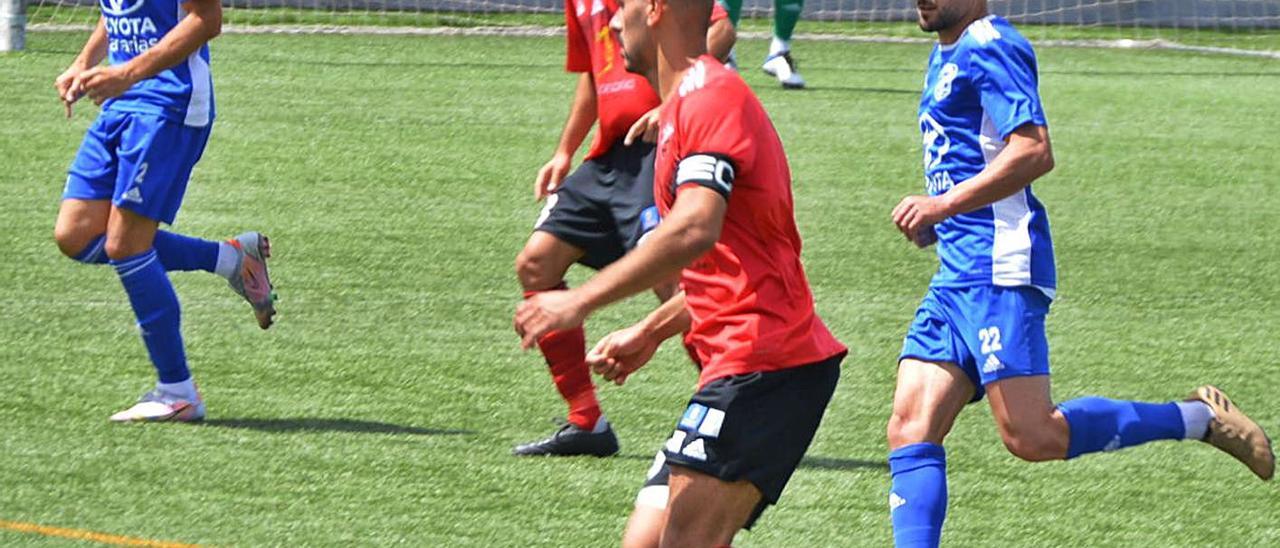 Roberto, capitán del Guía, es perseguido por Héctor Choco, del San Fernando, durante el choque de ayer. | | ARIANNA MOLINA