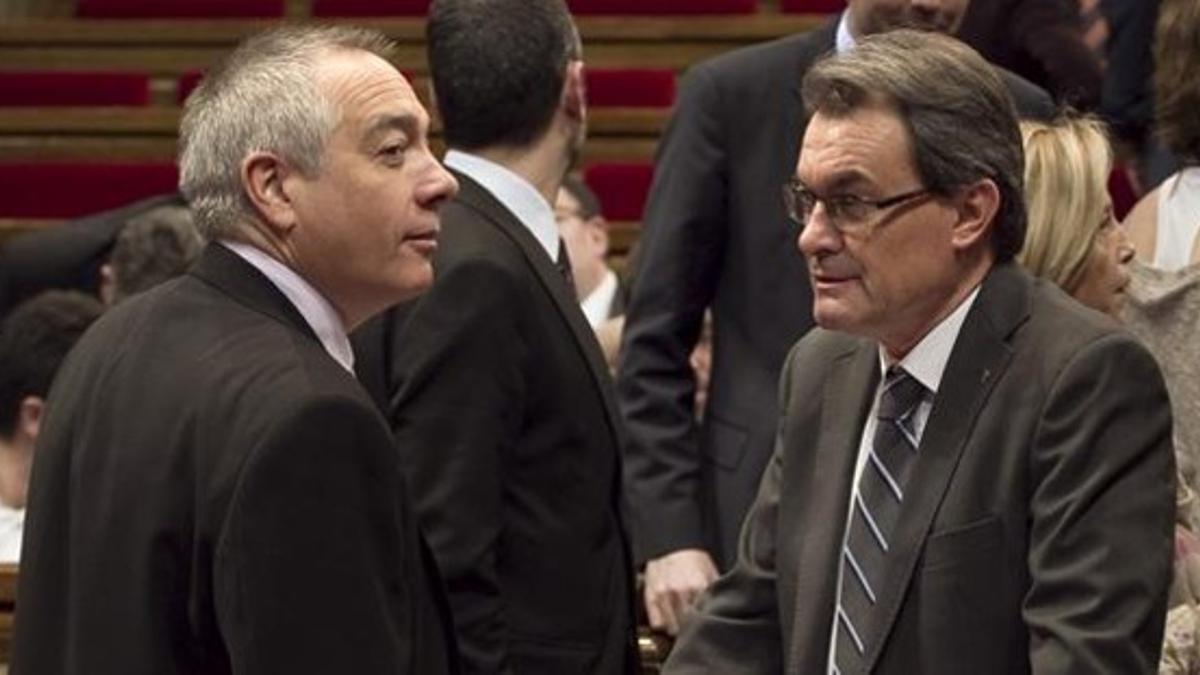 Pere Navarro conversa con Artur Mas, el pasado 27 de febrero en el Parlament.